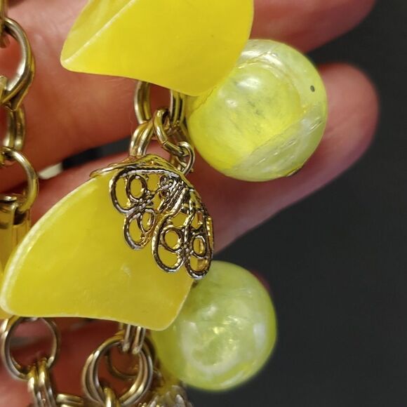 Lucite chunky plastic bracelet GLOWS - Picture 4 of 5